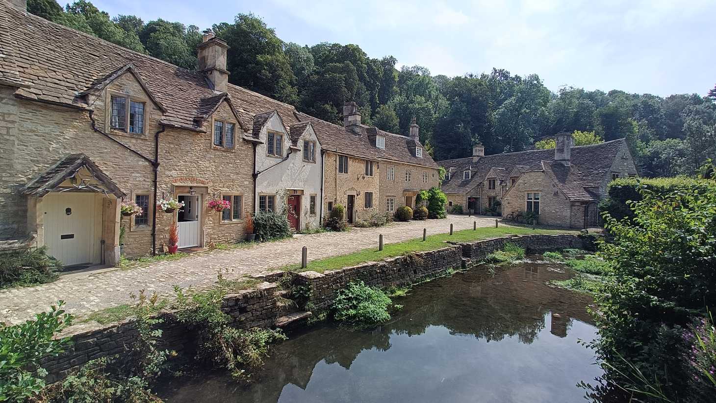 Casas de piedra en Castle Combe, uno de los pueblos más bonitos de los Cotswolds.