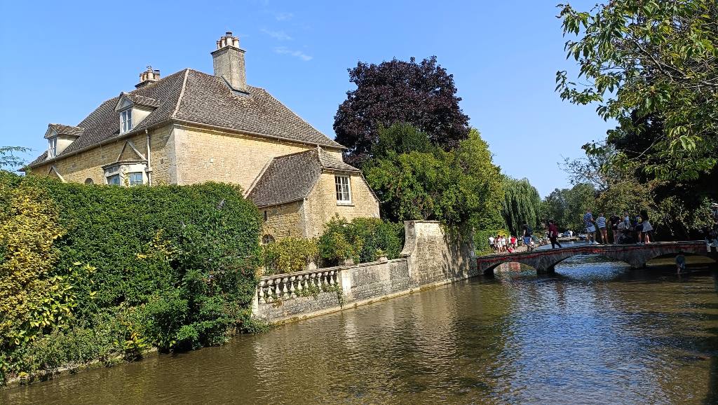 Bourton-on-the-Water, un pueblo bonito en la ruta por los Cotswolds.