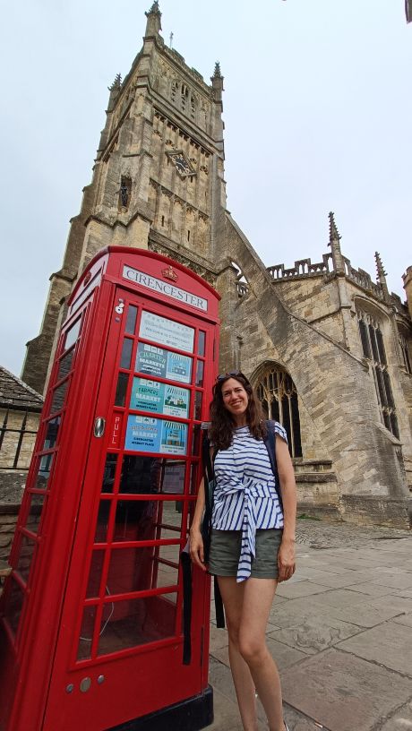 Cabina telefónica roja frente a la iglesia de Cirencester, la capital de los Cotswolds.