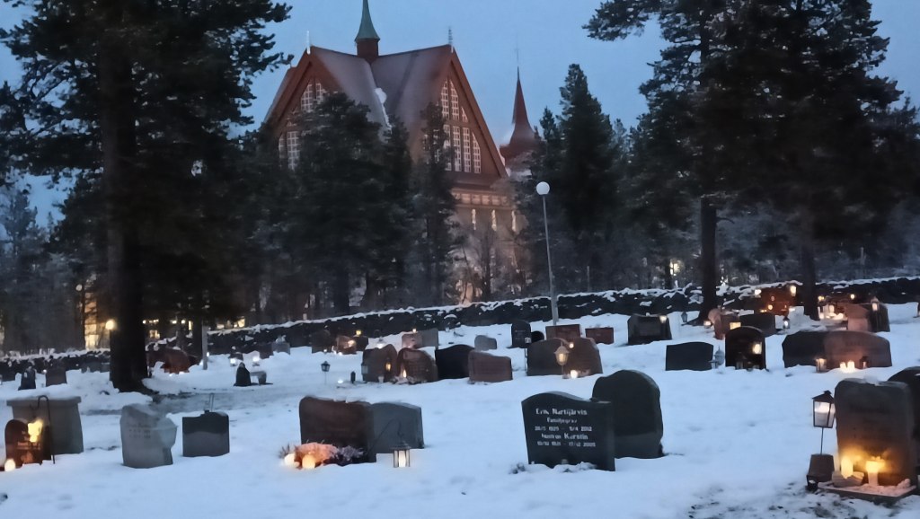 Cementerio de Kiruna con velas encendidas.