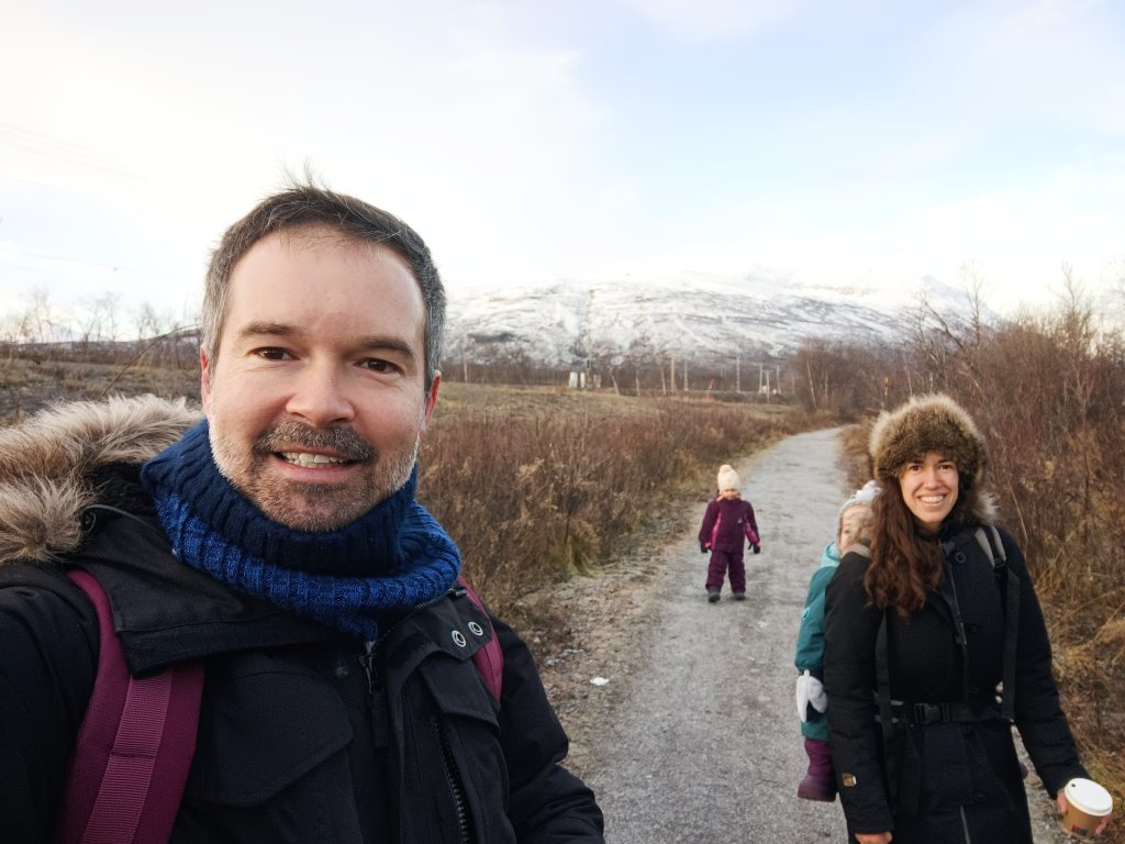 Sendero en Abisko durante la ruta por Laponia sueca en 4 días con paisaje nevado.