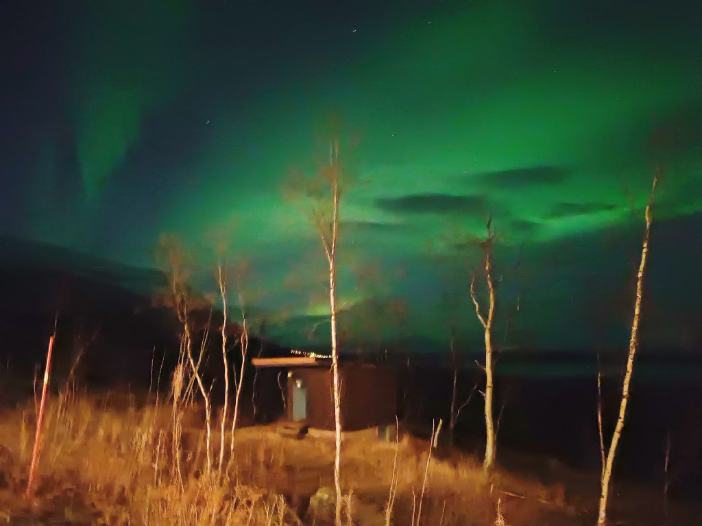 Aurora boreal desde nuestro alojamiento en Abisko, Laponia sueca.