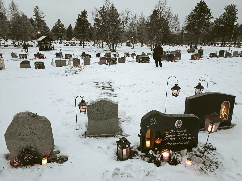 Cementerio en el Día de Todos los Santos, un sitio original que ver en Kiruna.