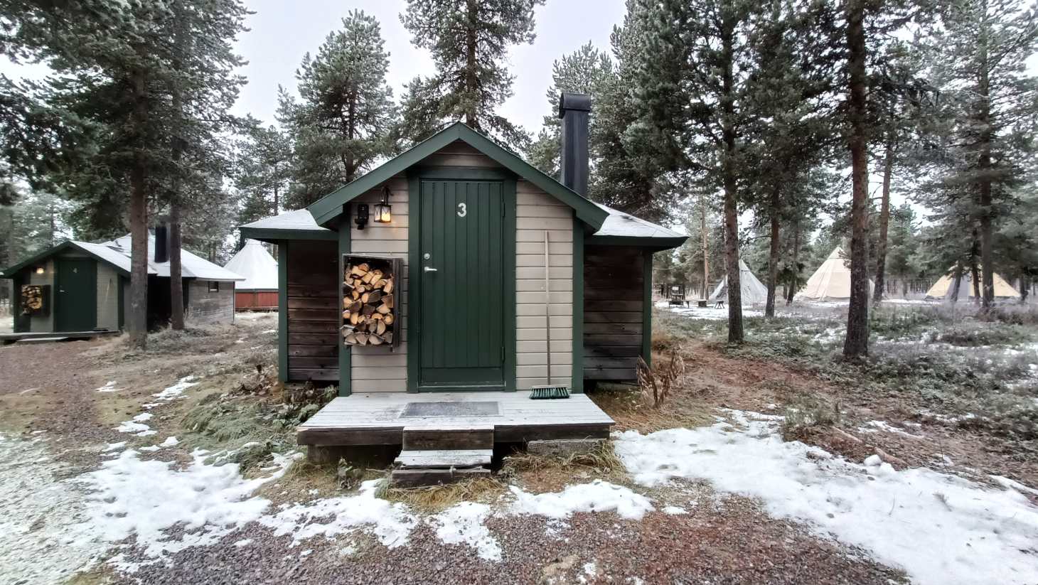 Cabaña típica donde alojarse en Kiruna, Suecia.