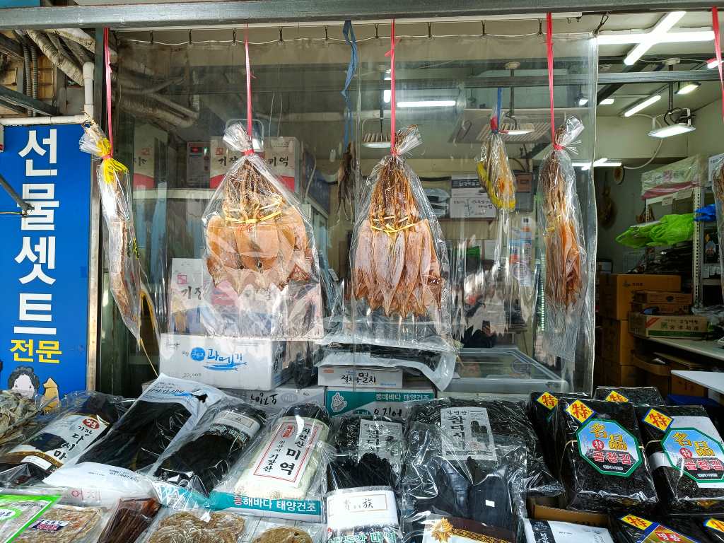 Puestos de pescado seco en Nampo, una de las mejores zonas donde alojarse en Busan.