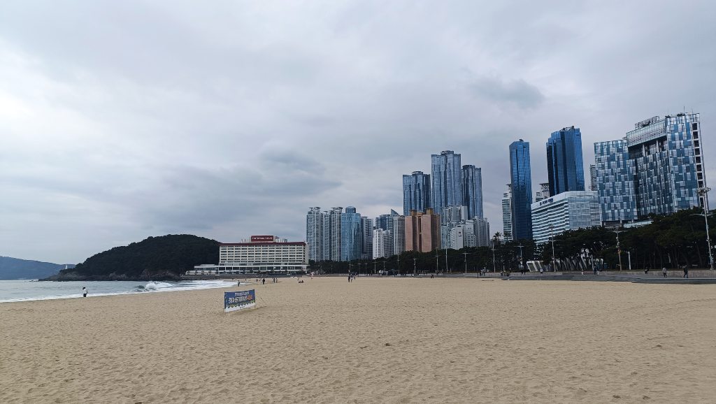 Playa de Haeundae con rascacielos junto al mar, zona popular de alojamiento en Busan.