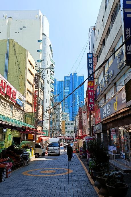 Calle de Chinatown con rascacielos junto a Busan Station.