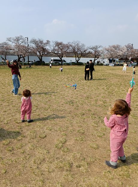 Viajar a Gyeongju con niños y disfrutar del plan de volar cometas.