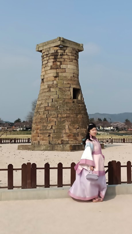 Mujer con hanbok tradicional en Gyeongju.