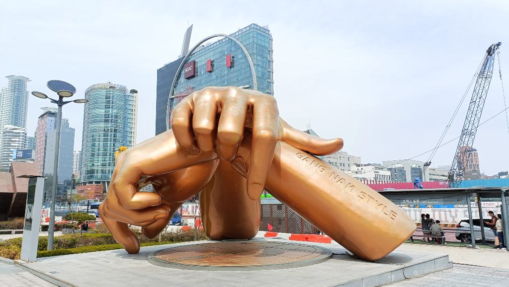 Escultura de Gangnam Style en Seúl, icono del K-pop en Corea del Sur.