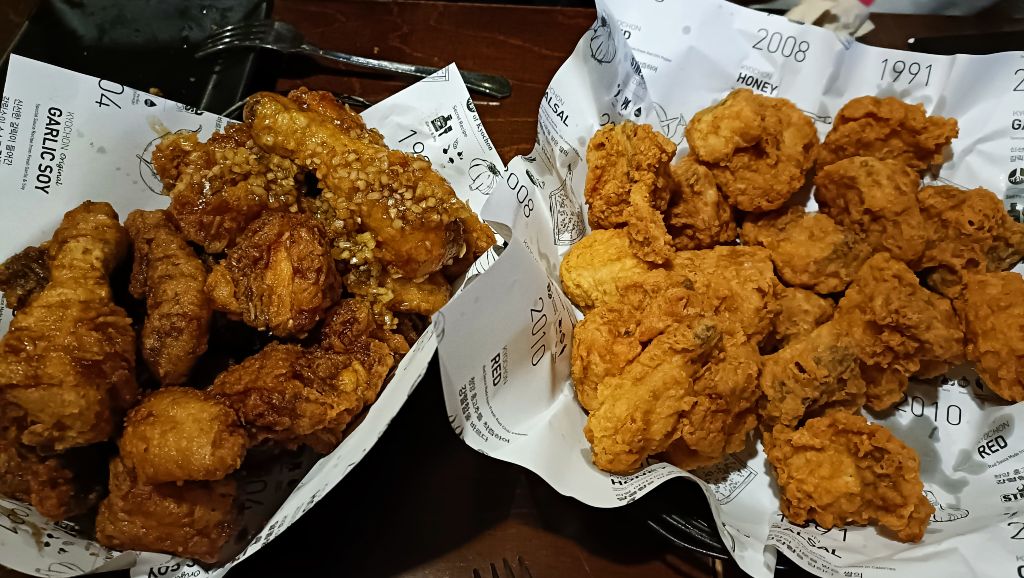Uno de los consejos para viajar a Corea del Sur es probar el famoso pollo frito coreano.