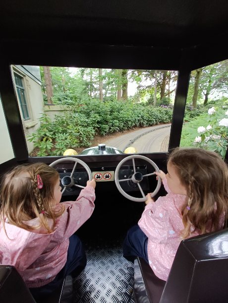 Niñas conduciendo una atracción infantil en Efteling.