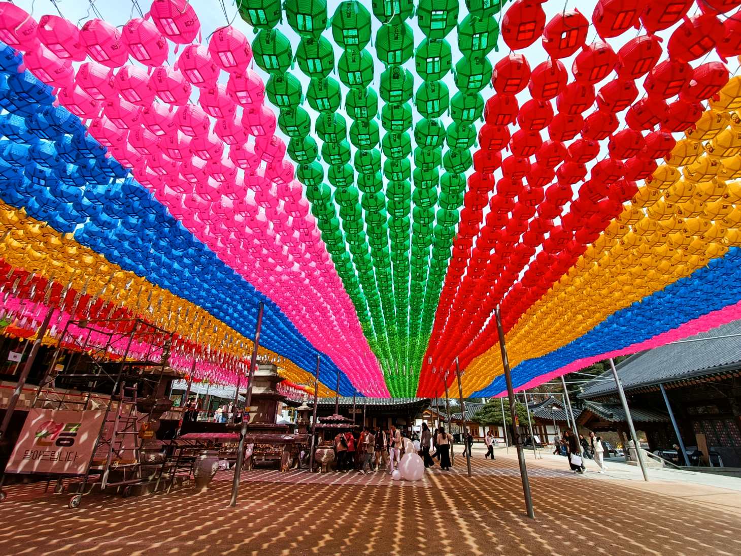 Farolillos de colores en un templo budista de Seúl.