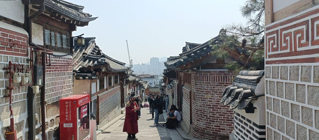 Bukchon Hanok Village, un barrio histórico con casas tradicionales.