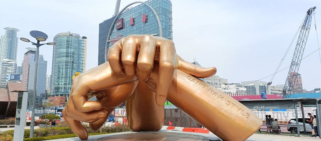 Monumento a la canción de Gangnam Style en Gangnam, una de las zonas modernas donde alojarse en Seúl.