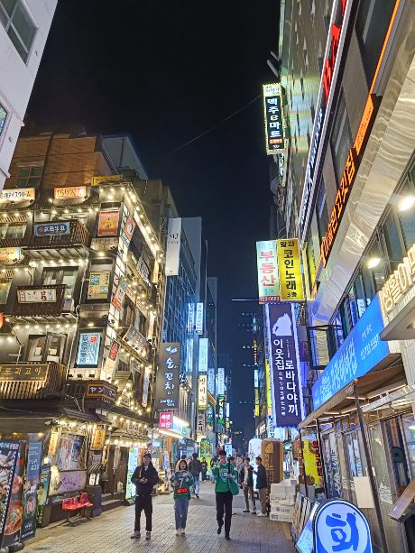 Calles iluminadas de Myeongdong, una de las mejores zonas donde alojarse en Seúl.