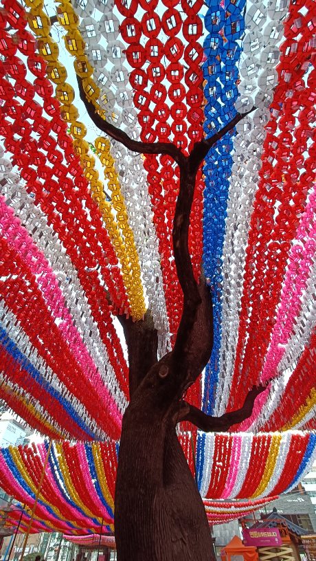 Farolillos de colores en el templo Jogyesa, Corea del Sur.