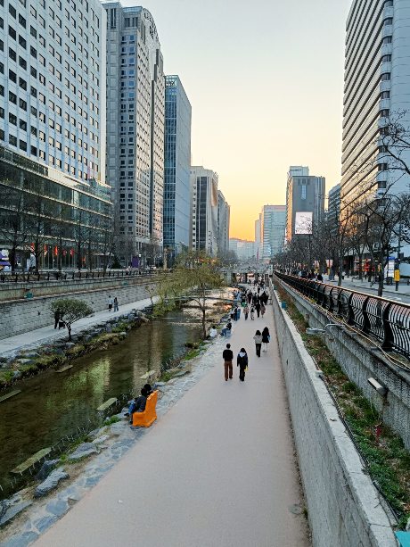 Arroyo Cheonggyecheon al atardecer.
