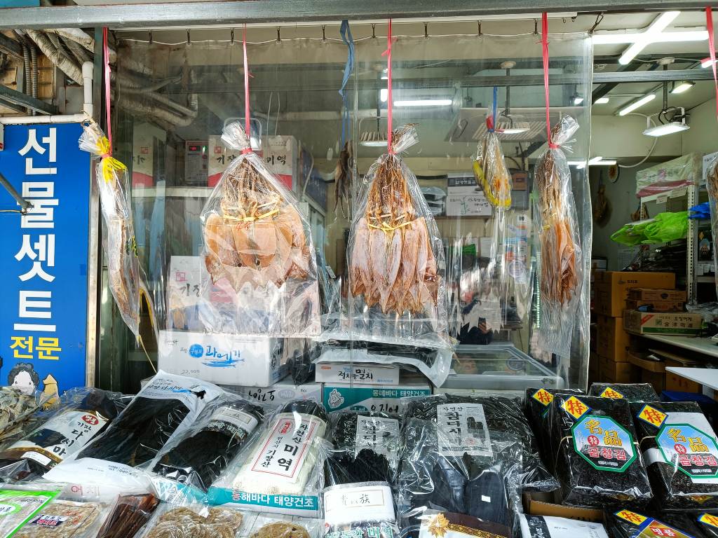 Mercado tradicional con pescado y marisco local.
