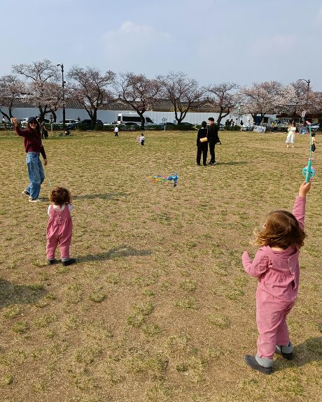 Niñas volando cometas junto a las tumbas reales de Gyeongju.
