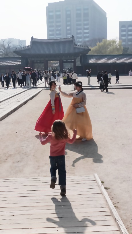 Personas vestidas con hanbok en el Palacio Gyeongbokgung en Seúl.