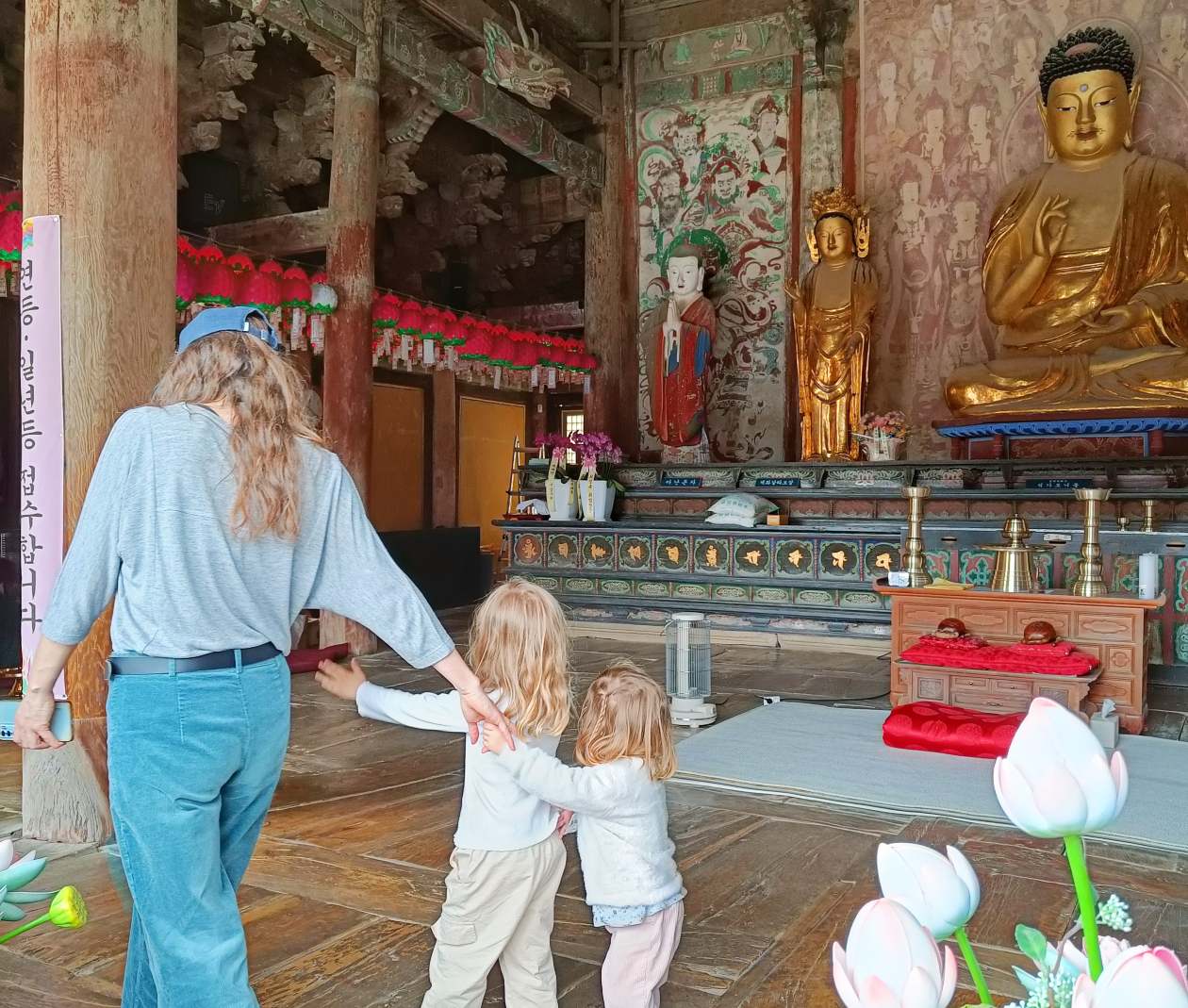 Visitando un templo budista durante un viaje a Corea del Sur con niños.