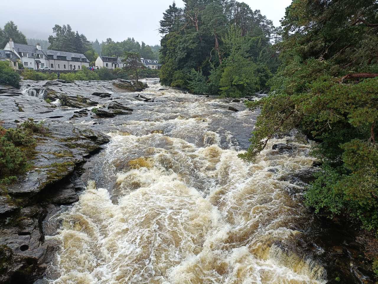 Falls of Dochart en Killin durante una ruta por Escocia con niños.