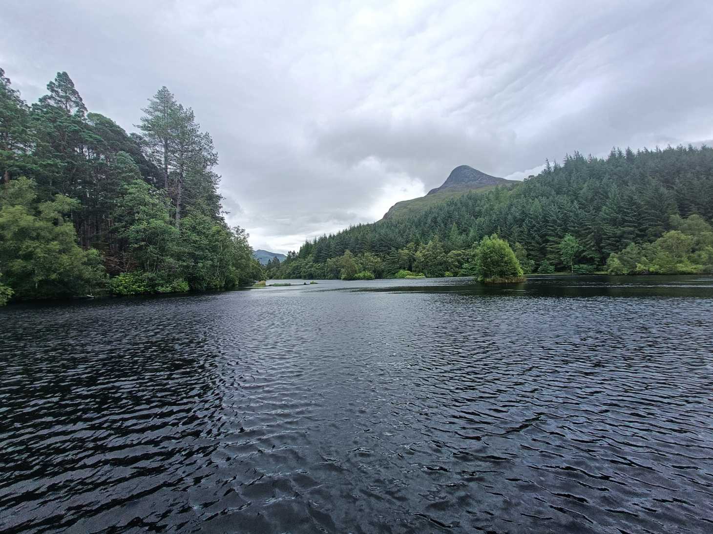 Glencoe Lochan durante nuestra ruta por Escocia con niños.