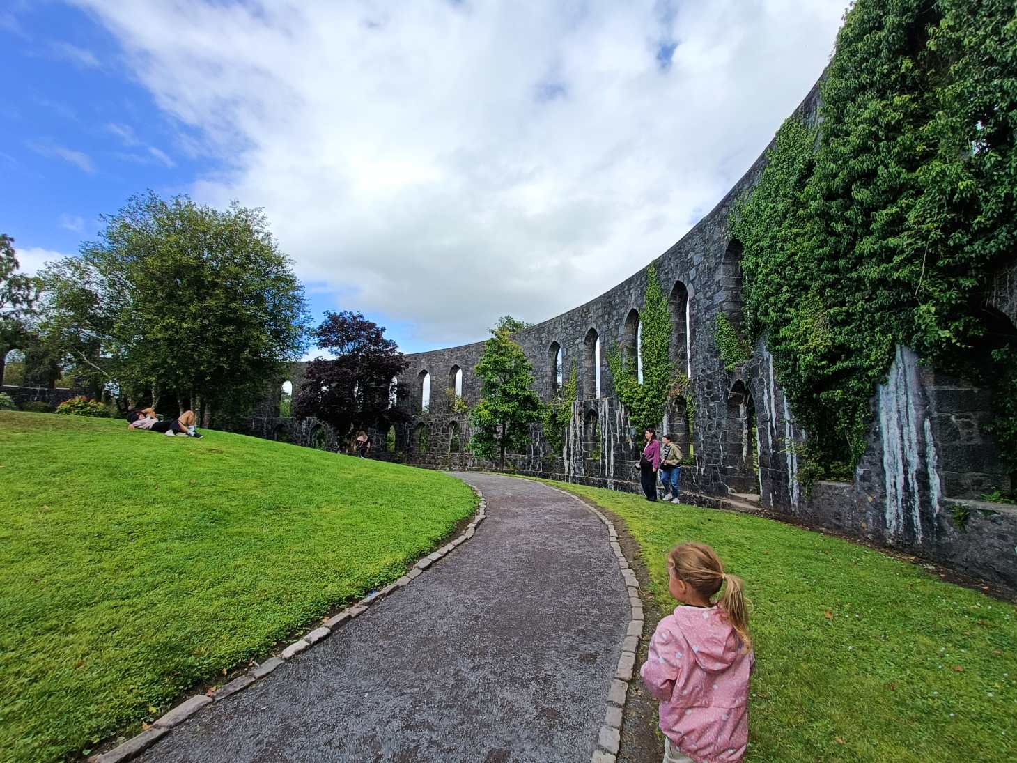 McCaig's Tower en Oban durante nuestra ruta por Escocia con niños.
