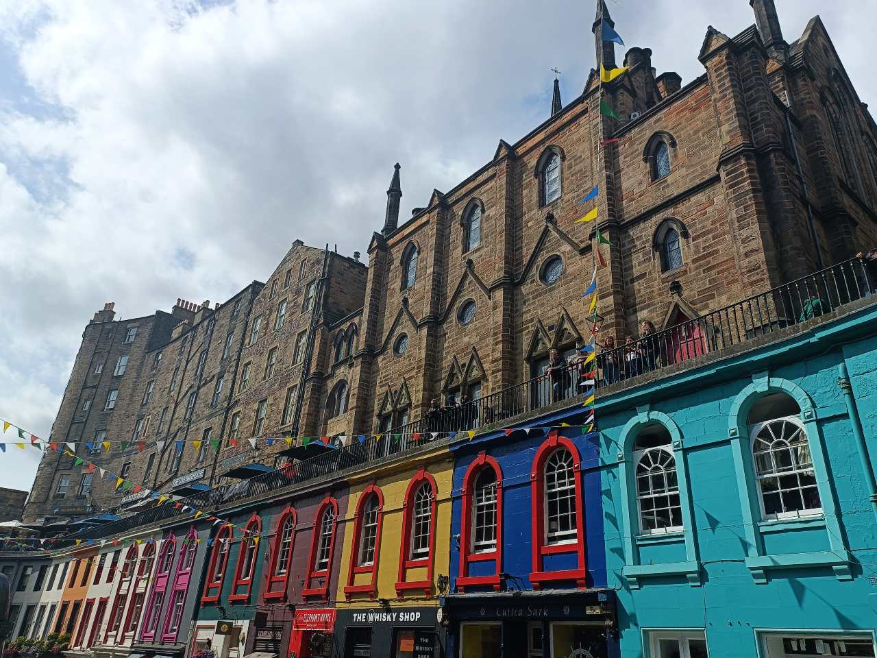 Victoria Street en Edimburgo durante nuestro viaje a Escocia con niños.