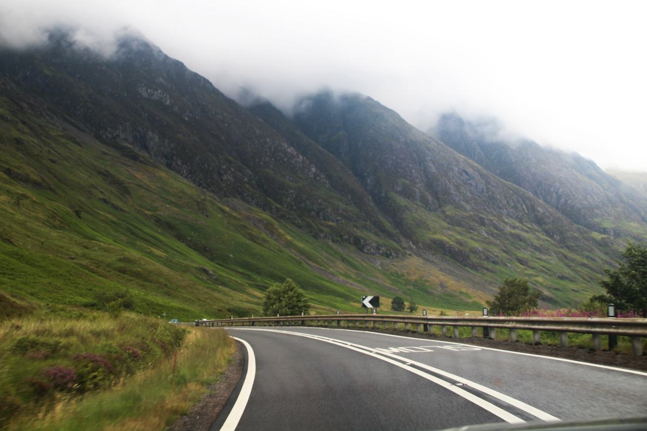 Conducir por las Highlands al alquilar coche en Escocia.