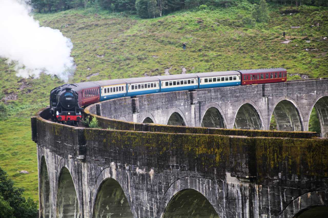 Alquilar coche en Escocia para ver el tren Jacobite cruzando el viaducto de Glenfinnan.