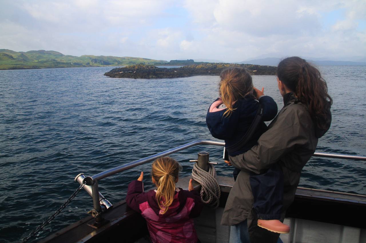 Excursión en barco con niños en Escocia.