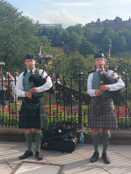 Gaiteros escoceses tocando cerca del castillo de Edimburgo durante el Fringe Festival.