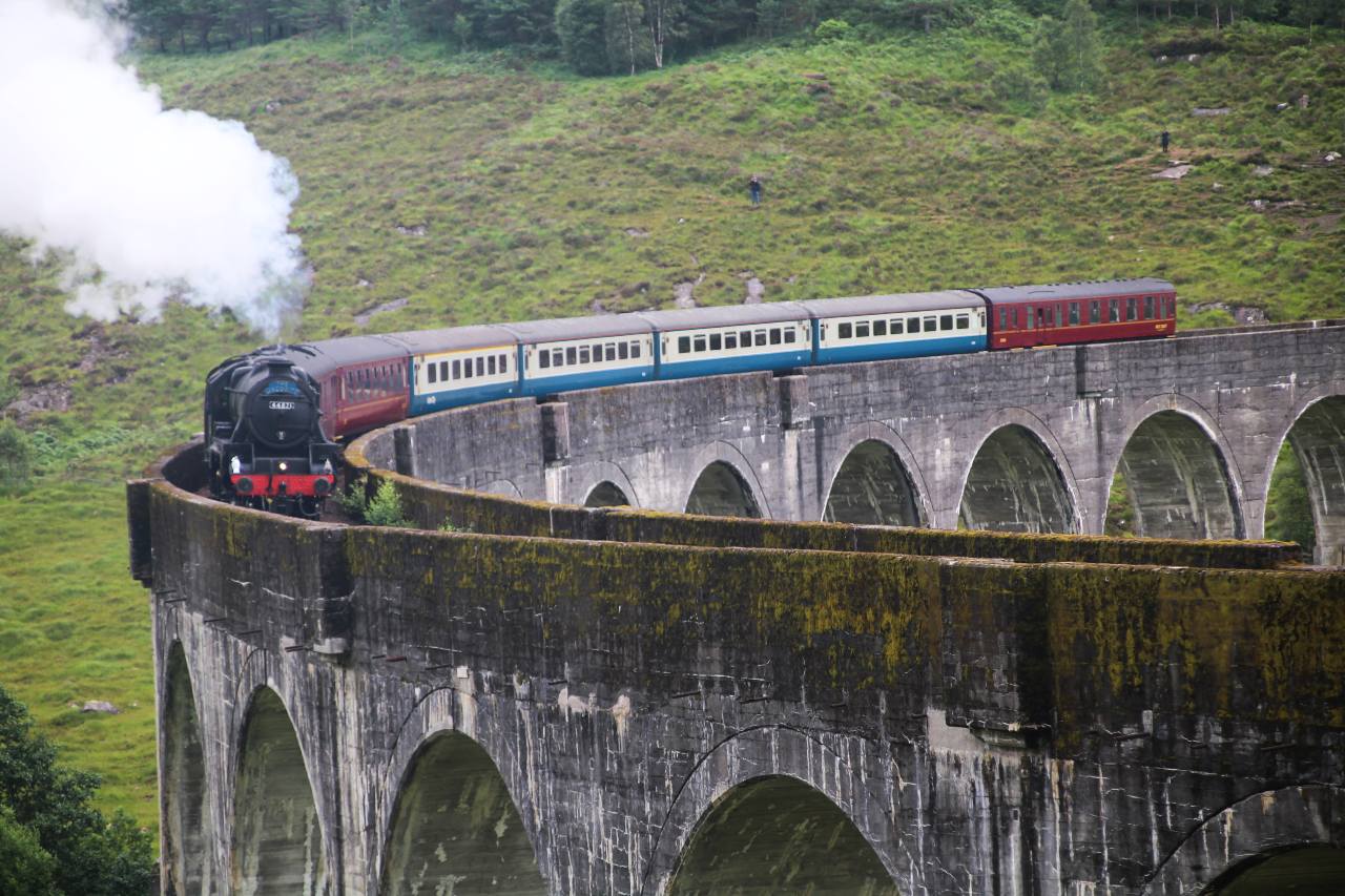 Tren de vapor Jacobite cruzando el viaducto de Glenfinnan en Escocia.