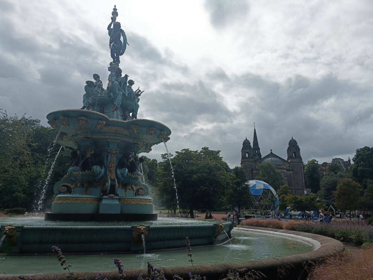 Alojamiento barato en Edimburgo cerca de Princes Street Gardens.