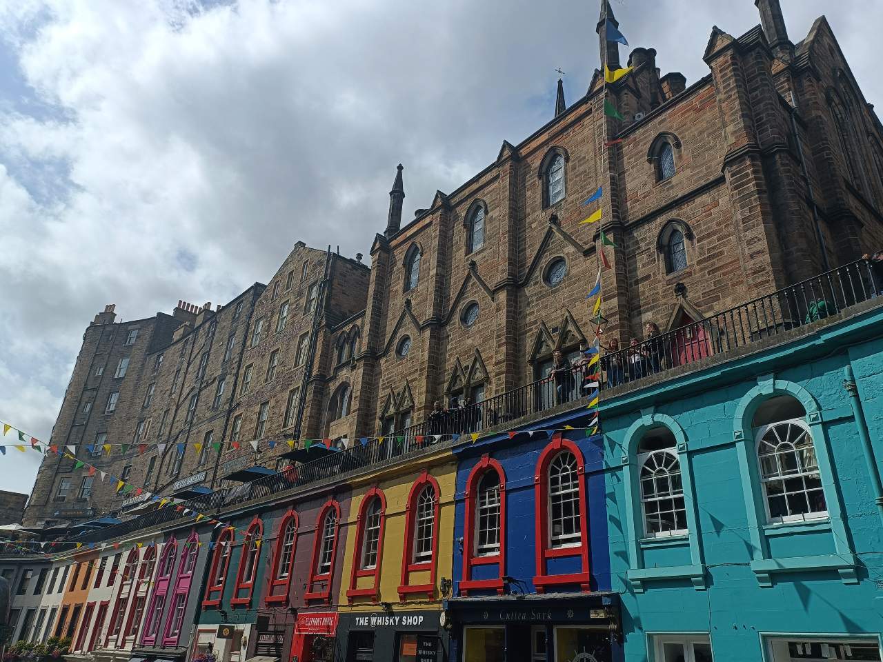 Dónde alojarse en Edimburgo: Victoria Street, en Old Town.
