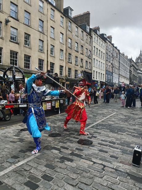 Artistas callejeros durante el Fringe Festival.