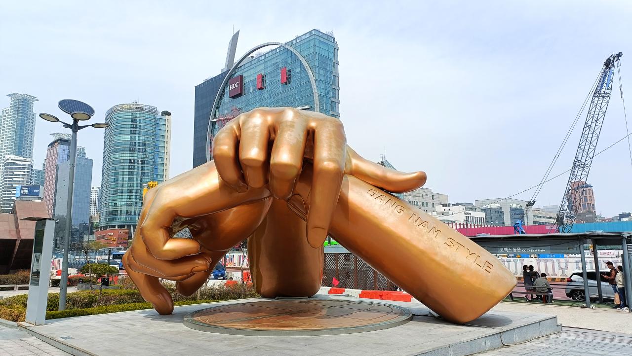 Escultura de las manos de Gangnam Style en el barrio de Gangnam.