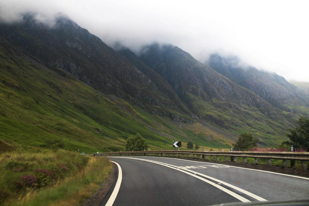 Cómo organizar un viaje a Escocia por libre si quieres conducir entre montañas de las Highlands.