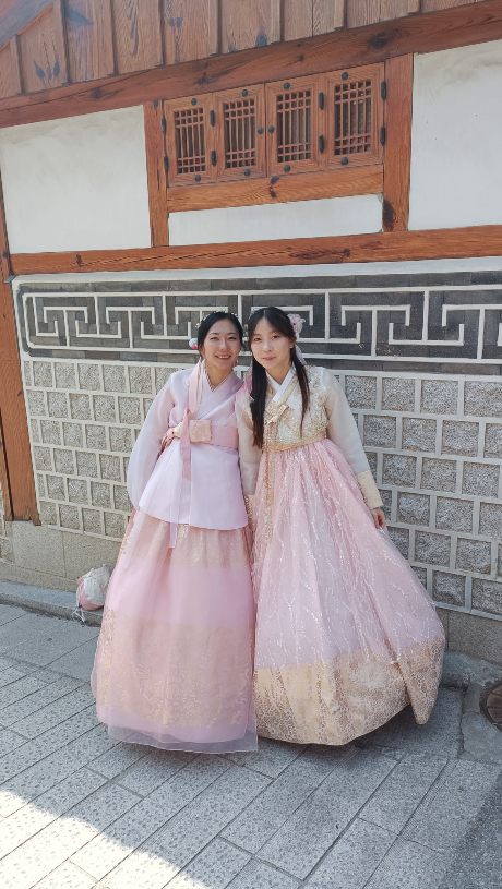 Mujeres con hanbok tradicional en Bukchon Hanok Village, uno de los lugares que ver en Seúl.