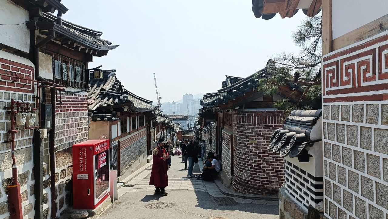 Calle de Bukchon Hanok Village con casas tradicionales coreanas durante una visita a Seúl en 3 días.