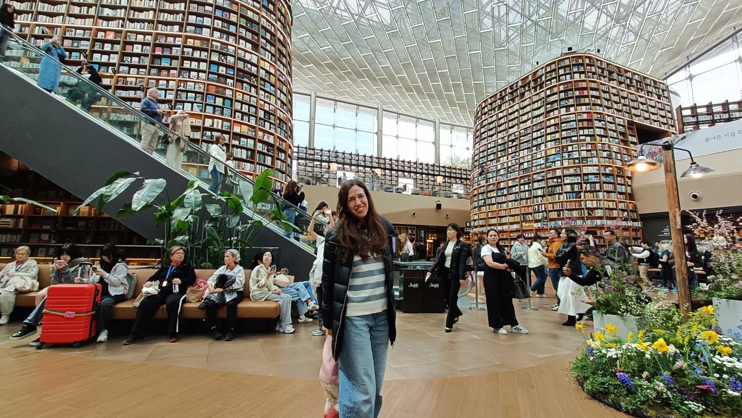 Una de los sitios más impresionantes de la ruta por Seúl en 3 o 4 días es la biblioteca Starfield Library.
